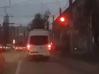 В Воронеже лихач-«газелист», несущийся на «красный», попал на видео