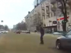 На видео попало, как автомобиль едва не отправил на тот свет пьяного пешехода в Воронеже