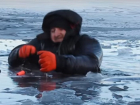 Воронежские спасатели сняли на видео спасение человека, провалившегося под лед