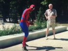 Зажигательный танец Человека-паука с воронежским пенсионером попал на видео