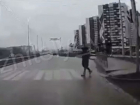 Беспечная женщина едва не угодила под колеса авто и попала на видео в Воронеже