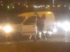 В Воронеже на видео попала жесткая драка водителей с применением стального прута