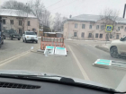 Вывалившиеся пластиковые окна заметили на проезжей части в Воронеже
