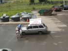 На видео попало, как воронежском ЖК автохам чуть не прокатил на капоте охранника