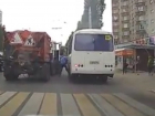 Бой тракториста с маршрутчиком на дороге в Воронеже попал на видео