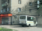 В опасную парковку превратила маршрутка двор многоэтажки в Воронеже