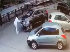 На видео попало, как автомобиль врезается в коляску с младенцем в Воронеже