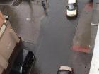 Жители Воронежа не могут выйти из своего двора после проливного дождя
