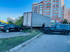 Грузовик влетел в три припаркованных авто у окружной дороги Воронежа