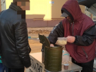 Бесплатную раздачу еды прохожим заметили на окраине Воронежа