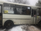 Маршрутный ПАЗ не смог преодолеть заснеженную дорогу в Воронеже