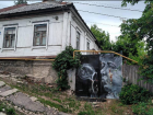 Необычное граффити на старом доме в Воронеже вызвало негодование в Сети 