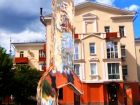 Воронежский художник создал стеклянный ключ Столля высотой с дом