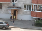 Опасные забавы на козырьке подъезда устроили дети в воронежском Боровом