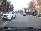 Самоуверенная езда по встречке попала в объектив регистратора в Воронеже