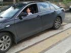 Хамская парковка на переходе в Воронеже вызвала феминистскую реакцию