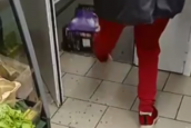Полчище тараканов в продуктовом магазине засняли на видео в Воронеже