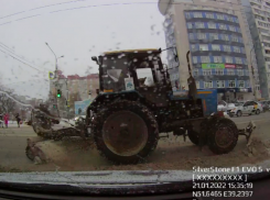 Коммунальный трактор едва не устроил ДТП в Воронеже