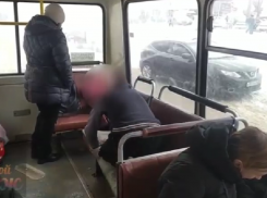 Молитву маршрутчика в салоне автобуса сняли в Воронеже 