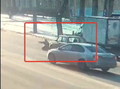 На видео попало, как машина сбивает девушку в центре Воронежа