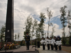 Воронеж 5 дней. Россошь город воинской доблести. Памятная стела Россошь населённый пункт воинской доблести. Стела населенный пункт воинской доблести Россошь. Населенный пункт воинской доблести Россошь.