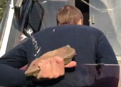 Неадекватный мужчина с камнем угрожал водителю автобуса в Воронеже