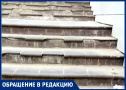 В отремонтированном переходе на Ворошилова начала кусками отваливаться плитка на ступеньках