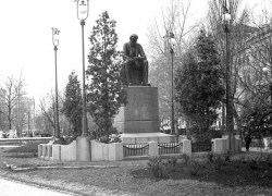 Ради дороги на Карла Маркса 89 лет назад переносили памятник Никитину в Воронеже