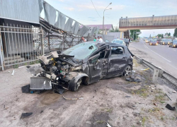 Водитель и его пассажир пострадали в лобовом ударе с забором на воронежской М-4