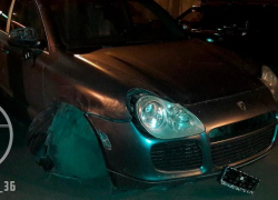 Пьяный водитель Porsche Cayenne устроил ДТП в Воронеже и скрылся с места 