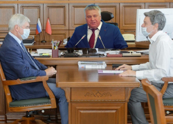 Коммунист Рогатнев призвал губернатора Гусева резче избавляться от «пошлого прозападного культуртрегера»