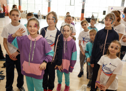 «Когда дети улыбаются – улыбаемся и мы»: как прошла благотворительная спартакиада для беженцев в Нововоронеже