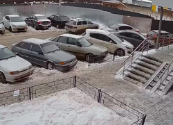 Аккуратную парковку в забор сняли на видео в Воронеже