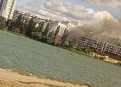 Воронежцы сообщили о мощном пожаре около заброшенной гребной базы