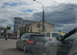 Автомобилистки на Range Rover и Mercedes не поделили дорогу в Воронеже и устроили ДТП