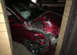 Воронежец на Mazda-6 протаранил кирпичный забор частного дома и попал в больницу 