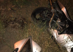Мотоциклист попал в больницу после сильного столкновения с деревом в Центральном районе Воронежа