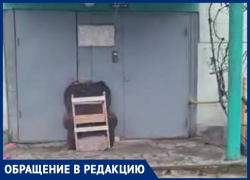 «Кресла смотрящих» у каждого подъезда: необычное видео сняли в Воронеже