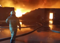 Спасатели потушили мощнейший пожар на обувном складе в Воронеже
