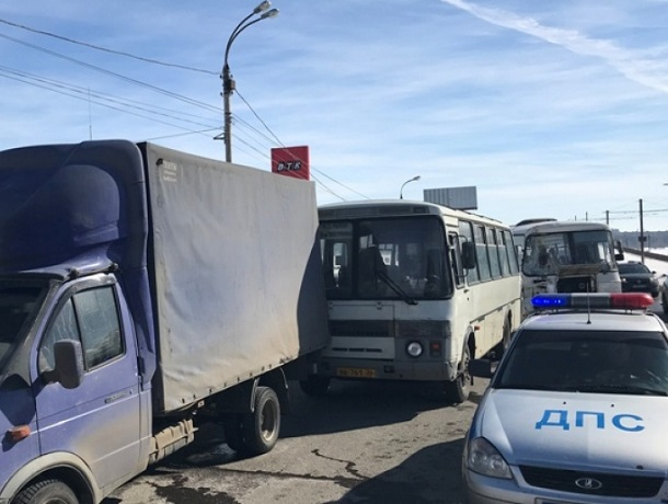 10 человек пострадали в массовом ДТП маршруток в Воронеже