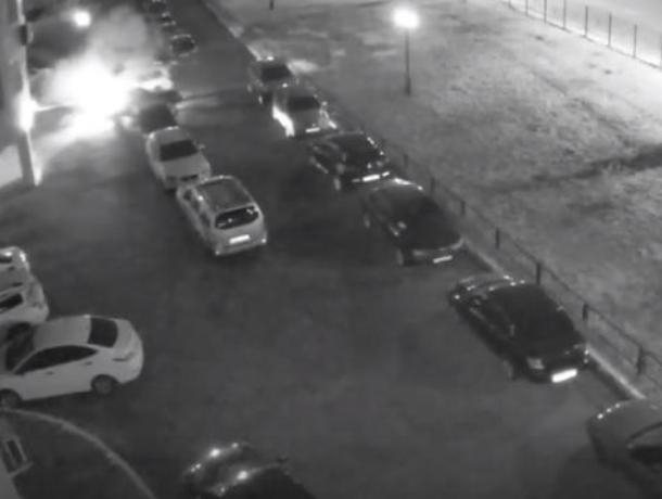 Момент поджога машин во дворе многоэтажки попал на видео в Воронеже