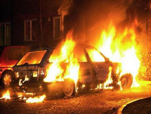 Субботним вечером в Воронеже полностью выгорели два автомобиля