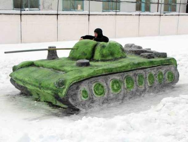 Юные воронежские зэки с удовольствием вылепили из снега танк Т-34