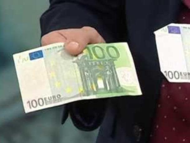 Наивный воронежец пожалел, что заявился в банк с фальшивыми 100 евро