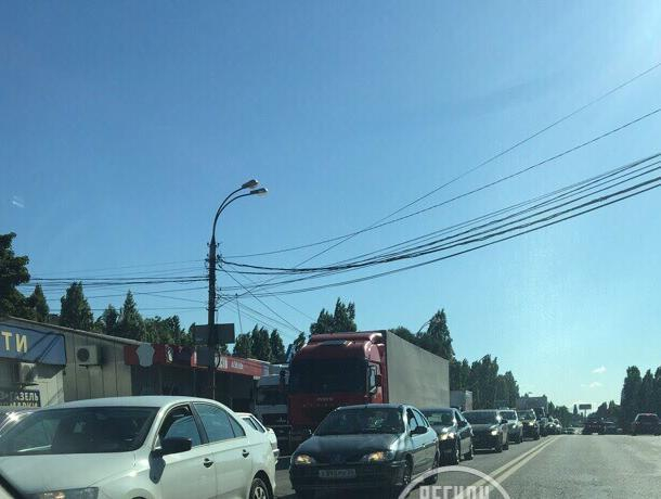 Авария с грузовиком собрала двухкилометровую пробку в Воронеже