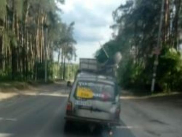 Чудом едущий трехколесный автомобиль попал на видео в Воронеже