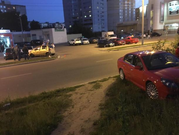 Загадочное ДТП с участием Lexus попало на видео в Воронеже
