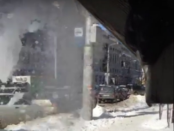 На видео сняли, как коммунальщики-варвары разносят паб в центре Воронежа