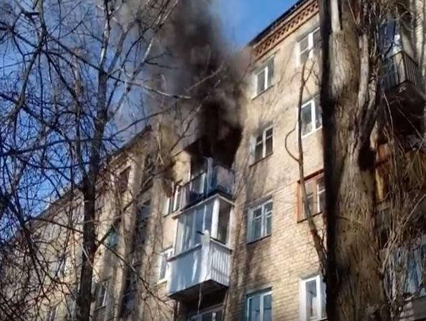 В Воронеже сняли на видео пожар в жилом доме