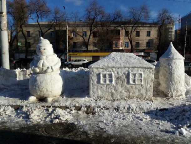 Воронежцы слепили из снега чудо-замок на остановке в Северном микрорайоне